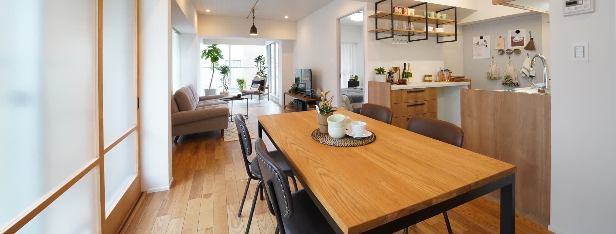 福岡・九州より全国、そしてアジアへ。不動産を通して、街と人を元気に。魅力あふれる街・福岡をフィールドに、不動産の大手企業で活躍した経験豊富なスタッフが、不動産(収益物件・事業用物件・住宅物件)の仲介から賃貸管理、土地の有効活用、調査・相談に至るまでトータルでアドバイス。お客様の利益の最大化を目的とした、的確なソリューションへと導きます。